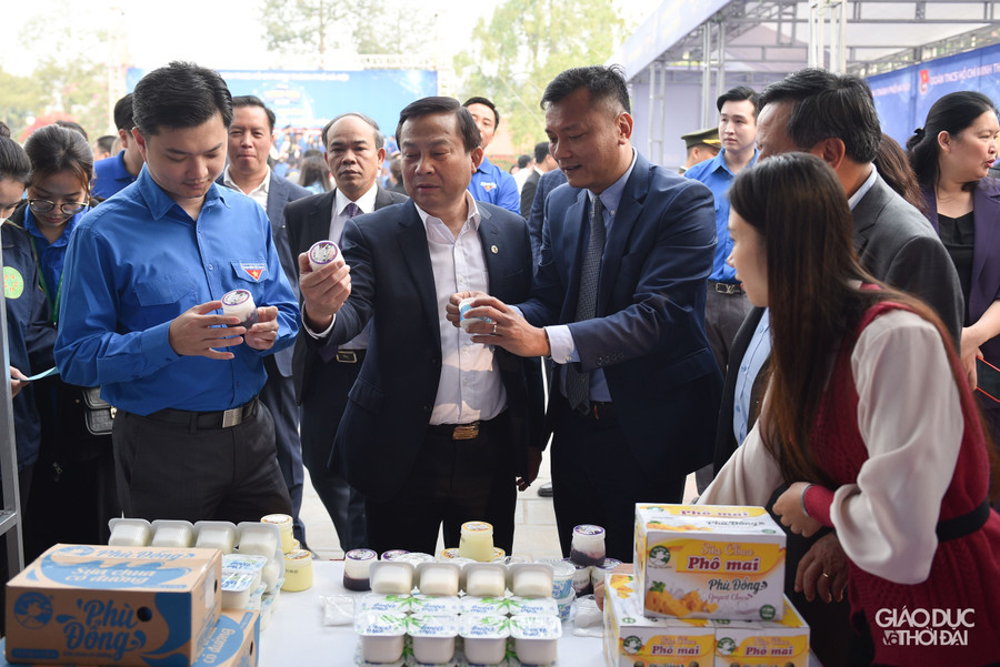 Các đại biểu tham quan gian hàng giới thiệu sản phẩm OCOP đặc trưng của huyện Gia Lâm.