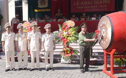 Thứ trưởng Bùi Văn Nam đánh trống khai trường