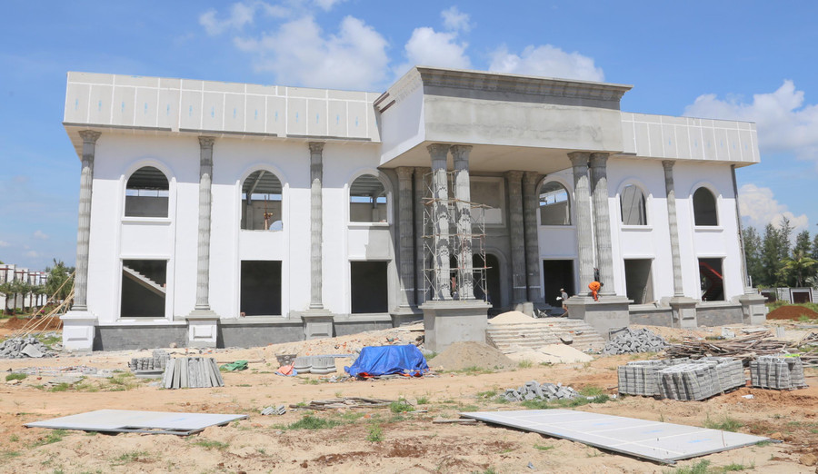 Tại địa điểm được cấp phép xây dựng khách sạn 7 tầng, chủ đầu tư đã triển khai xây dựng nhà 2 tầng bằng thép không đúng theo chủ trương đầu tư.