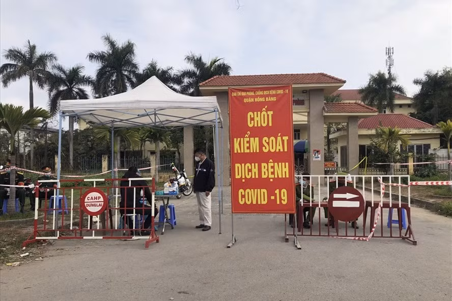 Bệnh viện Giao thông vận tải Hải Phòng bị phong tỏa từ sáng 22/2. Ảnh: Báo Lao động