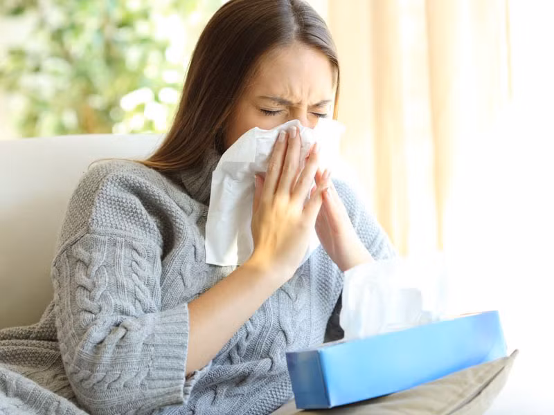 Bị ngứa họng ho liên tục có thể báo hiệu bạn bị cảm lạnh hoặc cảm cúm