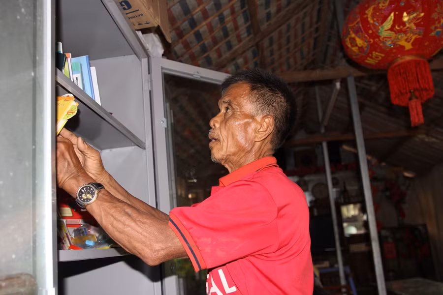 Điều ông Được mong muốn là sẽ có một ngày, những đứa trẻ ở xóm Phao sẽ có cơ hội được lên bờ. Ảnh: Tuấn Khang