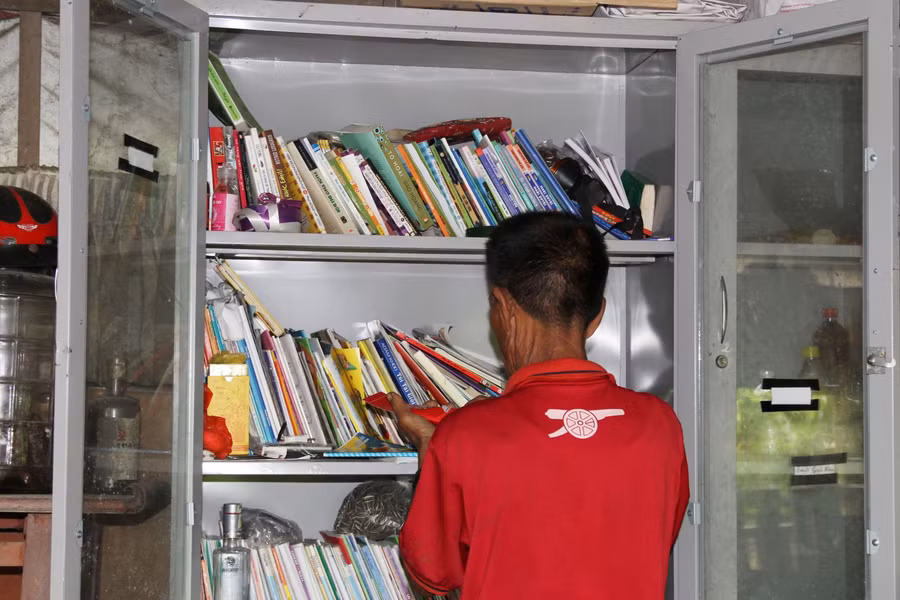 Số sách trong "thư viện" được ông Được thu gom từ nhiều nguồn. Ảnh: Tuấn Khang