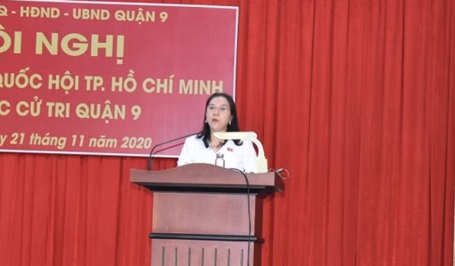 Bà Trịnh Ngọc Thúy, Phó chánh án TAND TP. HCM trả lời cử tri. Ảnh: Tiền Phong