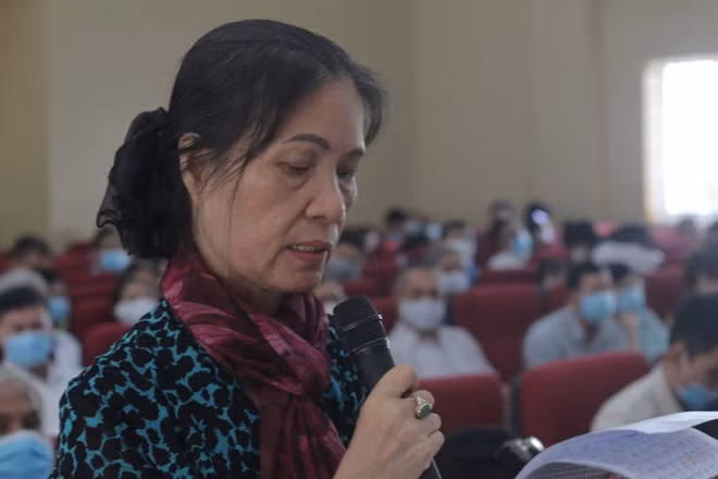 Cử tri Nguyễn Thị Dung đặt câu hỏi có liên quan đến vụ án Hồ Duy Hải trong buổi tiếp xúc. Ảnh: Thanh Niên