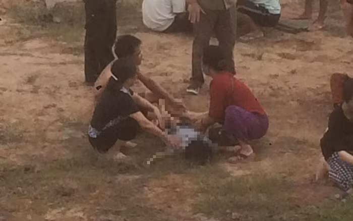 Người dân đưa thi thể 1 trong 2 cháu nhỏ gặp nạn lên bờ