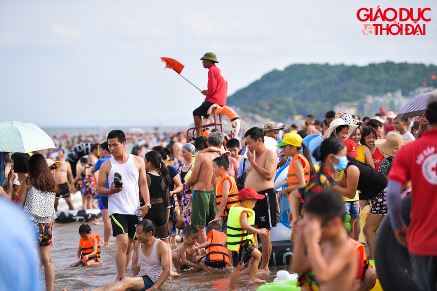 Cùng với lượng khách đồn về dịp hè đông, công tác cứu hộ cũng được thắt chặt hơn