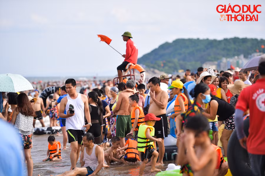 Cùng với lượng khách đồn về dịp hè đông, công tác cứu hộ cũng được thắt chặt hơn