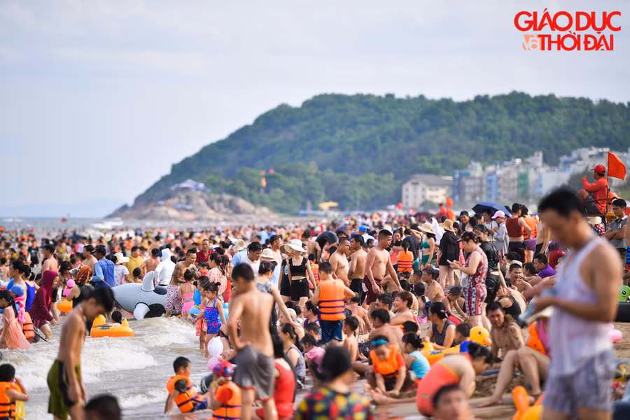 Nắng nóng kéo dài, Sầm Sơn “ngộp thở” trong biển người