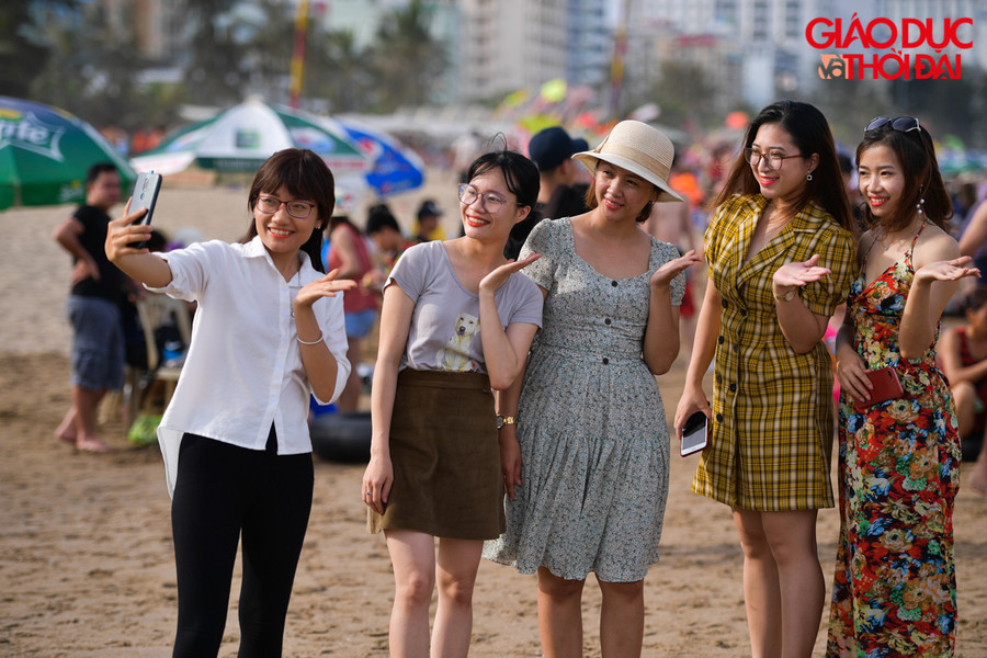 Cũng là dịp cuối tuần, rất nhiều nhóm bạn, gia đình chọn biển là nơi đến để giải nhiệt