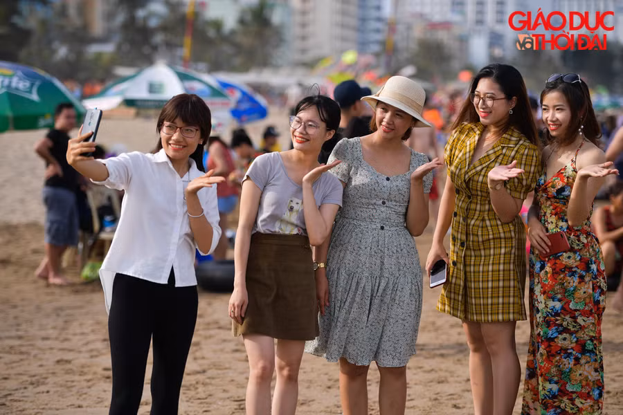 Cũng là dịp cuối tuần, rất nhiều nhóm bạn, gia đình chọn biển là nơi đến để giải nhiệt