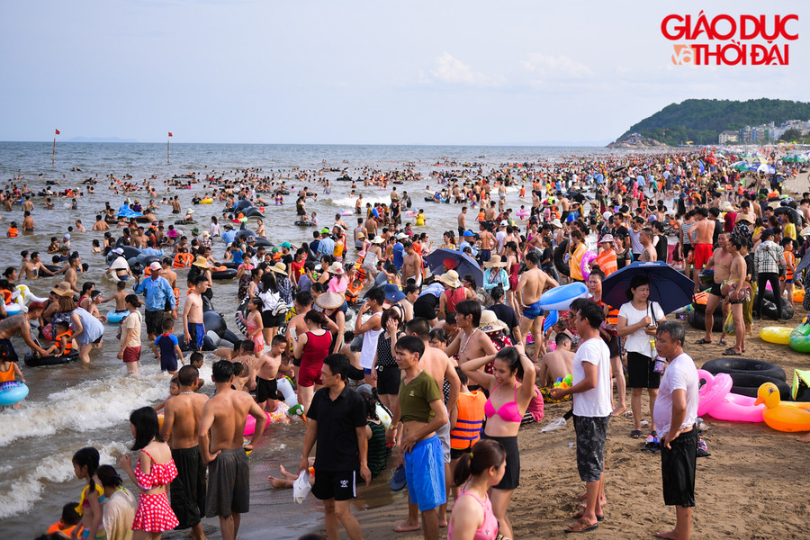 Với nền nhiệt độ cao trong nhiều khu vực thành phố thì bãi biển sẽ là lựa chọn lý tưởng cho nhiều người để " giải nhiệt"