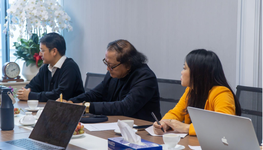 PGS.TS Đỗ Lệnh Hùng Tú (giữa) - Chủ tịch Hội đồng Sơ khảo cùng các giám khảo đã lựa chọn ra 43 tác phẩm đề cử vào Vòng Chung khảo.