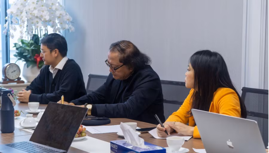 PGS.TS Đỗ Lệnh Hùng Tú (giữa) - Chủ tịch Hội đồng Sơ khảo cùng các giám khảo đã lựa chọn ra 43 tác phẩm đề cử vào Vòng Chung khảo.