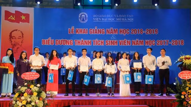 Chủ tịch Hội đồng trường trao quà cho sinh viên xuất sắc