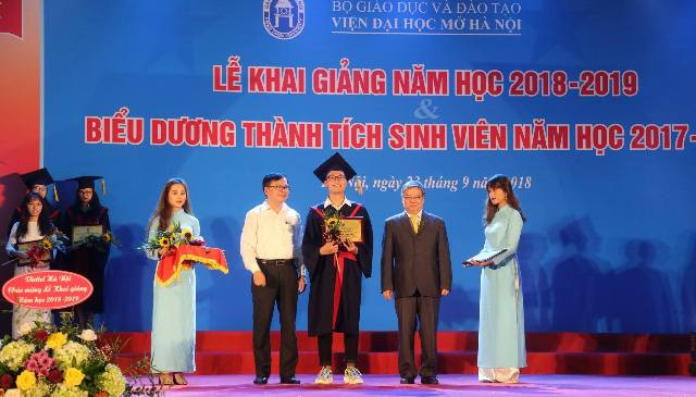 Đại diện Bộ GD&ĐT và Lãnh đạo Viện trao thưởng cho thủ khoa Đại diện Bộ GD&ĐT và Lãnh đạo Viện trao thưởng cho thủ khoa