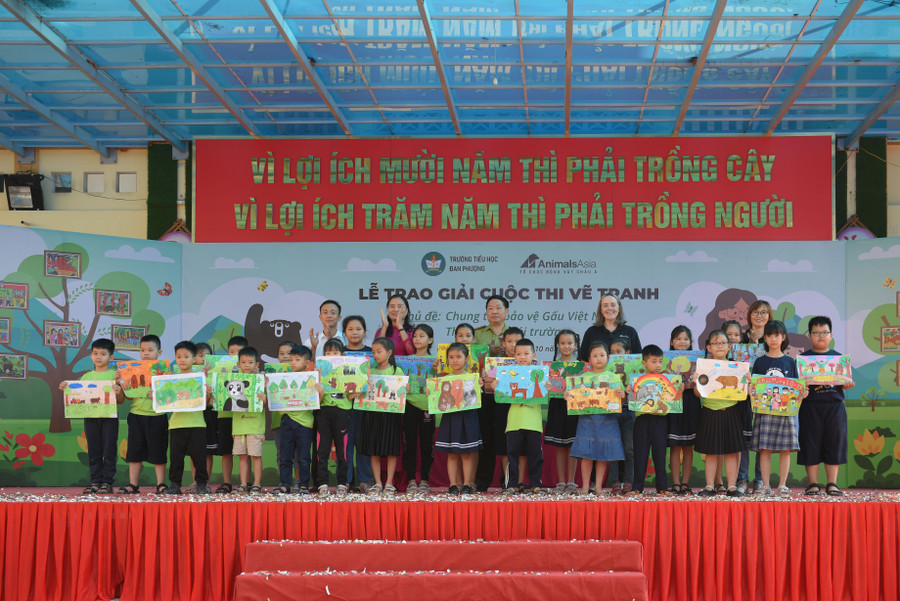 62 giải nhì và 150 giải bảo vệ gấu cho các em học sinh của cả 5 khối lớp.