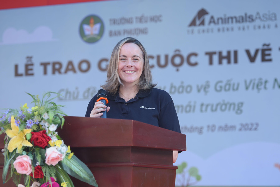 Bà Heidi Quine, giám đốc thú y và quản lý gấu Trung tâm cứu hộ Gấu Việt Nam phát biểu tại buổi lễ.