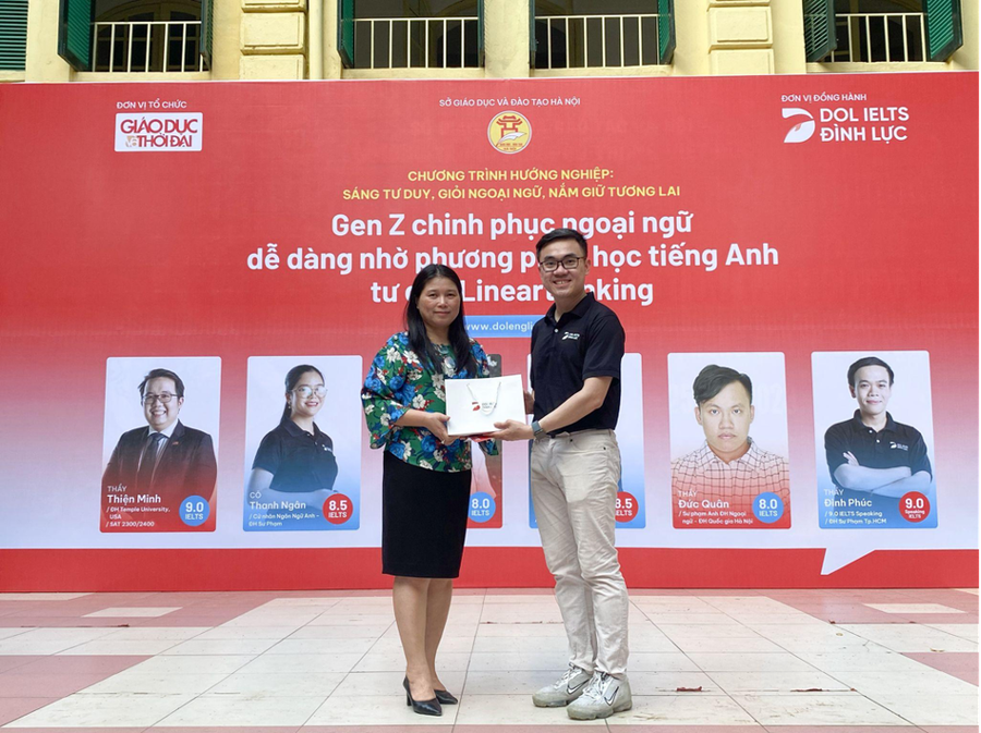 Thầy Hùng - đại diện DOL IELTS Đình Lực gửi món quà tặng BGH THPT Việt Đức.