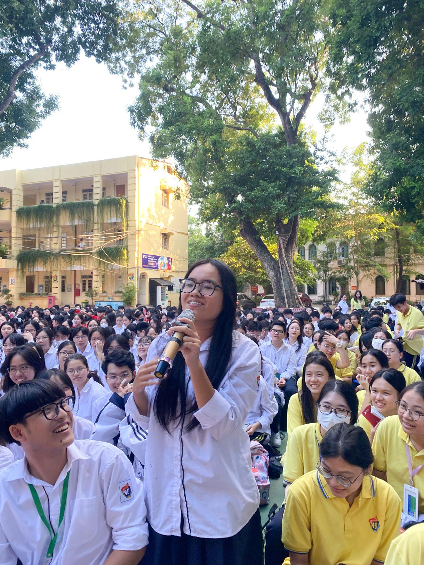 Các bạn học sinh trường Việt Đức hào hứng trả lời câu hỏi về Linearthinking.