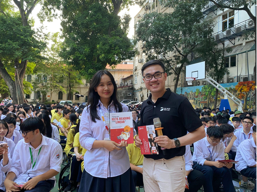 Học sinh trường THPT Việt Đức vui mừng nhận phần quà từ chương trình.