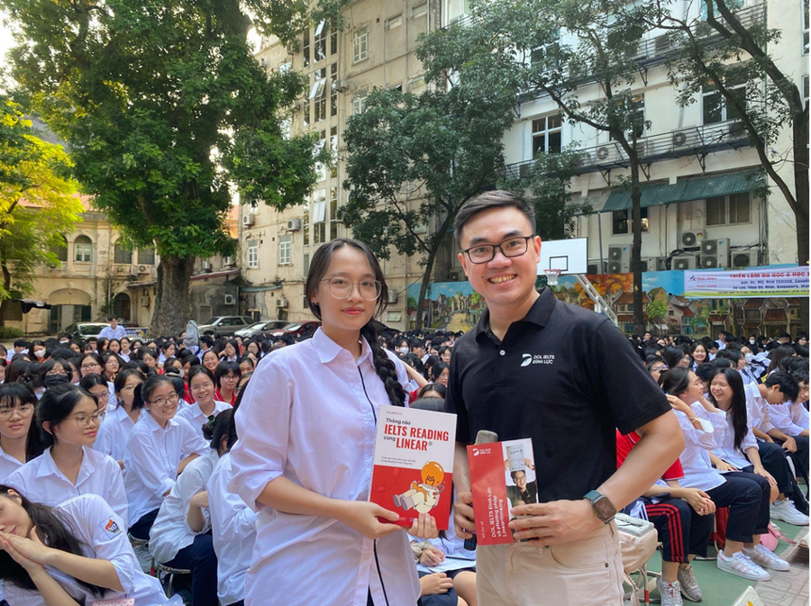 Phần quà đặc biệt của chương trình là cuốn sách do DOL English biên soạn.