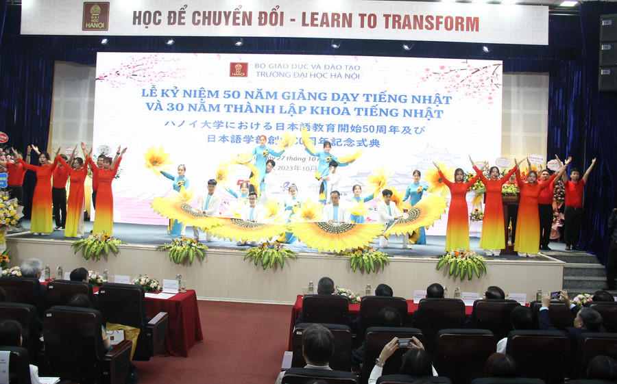 Văn nghệ chào mừng. Văn nghệ chào mừng.