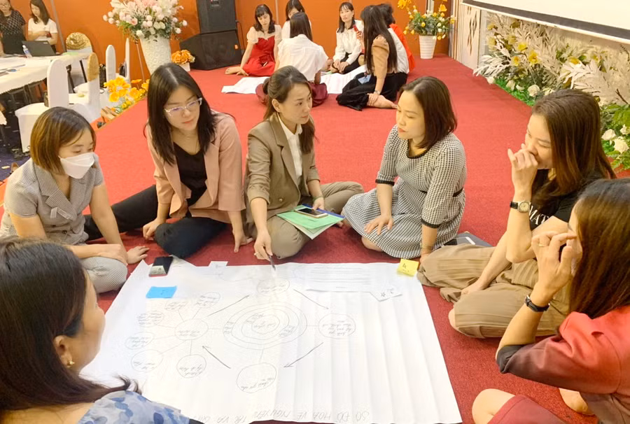 Học viên hăng say tham gia Khóa tập huấn, bồi dưỡng giáo viên, cán bộ quản lý cốt cán mầm non dựa trên tiếp cận mới về chức năng và nhiệm vụ của đội ngũ cốt cán.