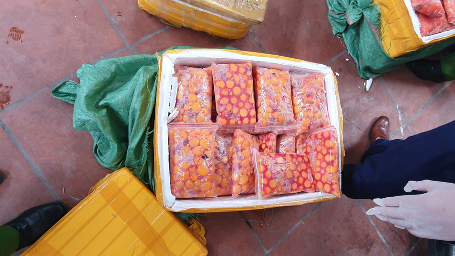 Lô thực phẩm đông lạnh không có nguồn gốc xuất xứ, nhiều túi đựng thực phẩm đã đổi màu, bốc mùi. Lô thực phẩm đông lạnh không có nguồn gốc xuất xứ, nhiều túi đựng thực phẩm đã đổi màu, bốc mùi.