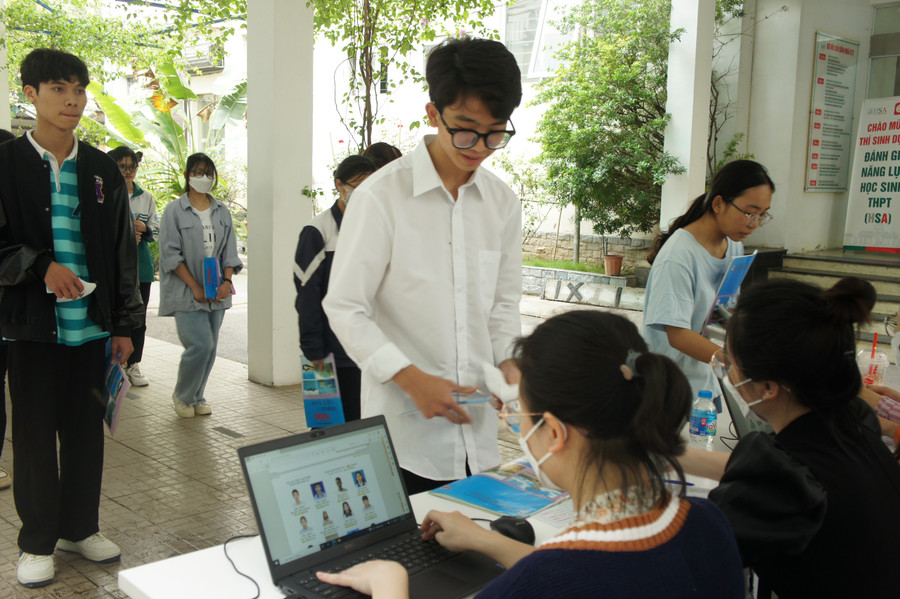 Thí sinh làm thủ tục dự thi HSA tại điểm thi. Thí sinh làm thủ tục dự thi HSA tại điểm thi.