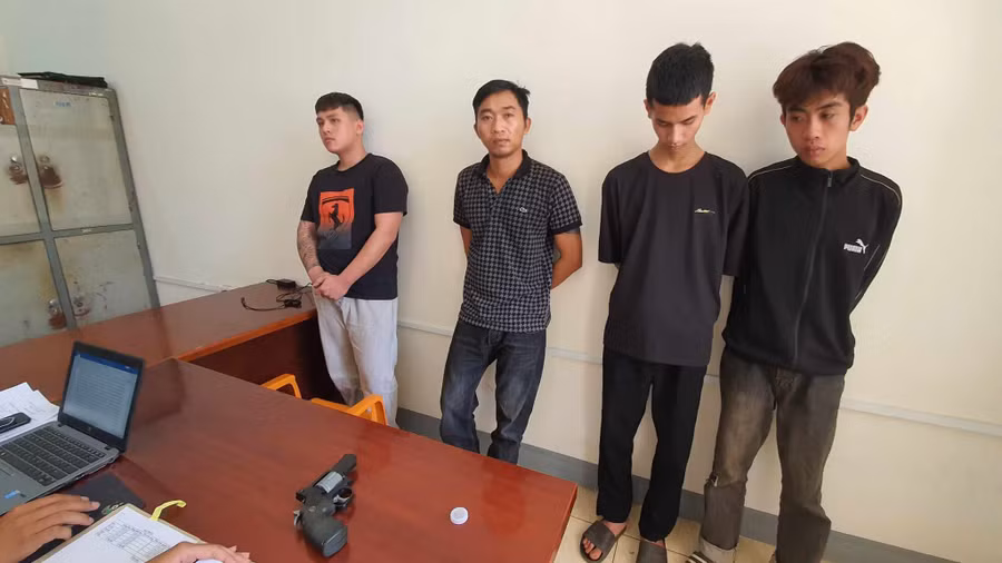 Nhóm 4 người tổ chức mua bán cô gái 19 tuổi tại cơ quan Công an. (Ảnh: TT)