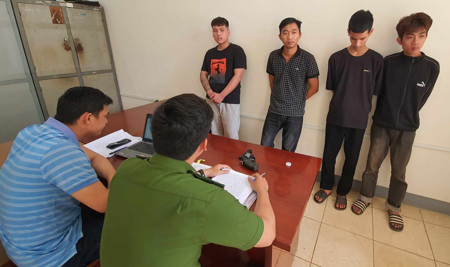 Nhóm 4 người cùng mua bán 1 cô gái 19 tuổi để phục vụ kinh doanh karaoke. (Ảnh: TT)