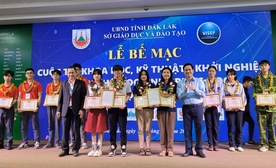 Ban tổ chức trao giấy chứng nhận 2 dự án đại diện Đắk Lắk dự thi cấp quốc gia. (Ảnh: TL)