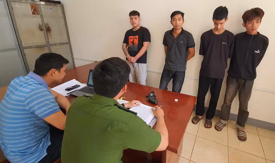 Nhóm 4 người cùng mua bán 1 cô gái 19 tuổi để phục vụ kinh doanh karaoke. (Ảnh: TT)