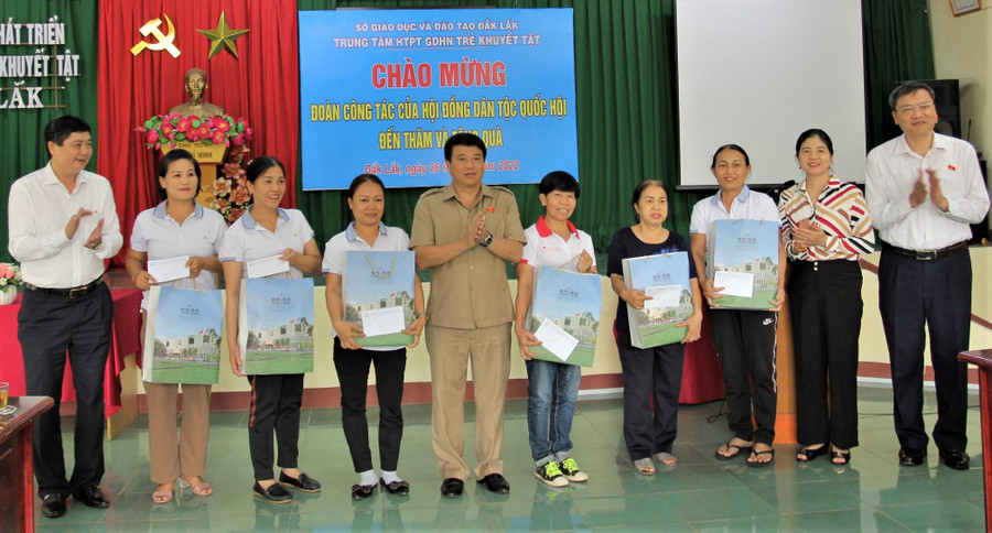 Ông Y Thanh Hà Niê Kđăm và đại biểu tặng quà cho 6 bảo mẫu tại Trung tâm.