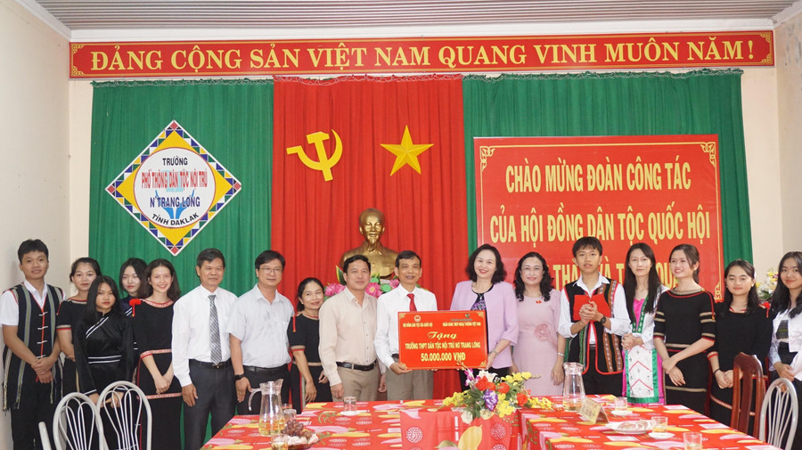 Bà Cao Thị Xuân và đoàn công tác tặng quà cho Trường THPT DTNT N&apos; Trang Lơng.
