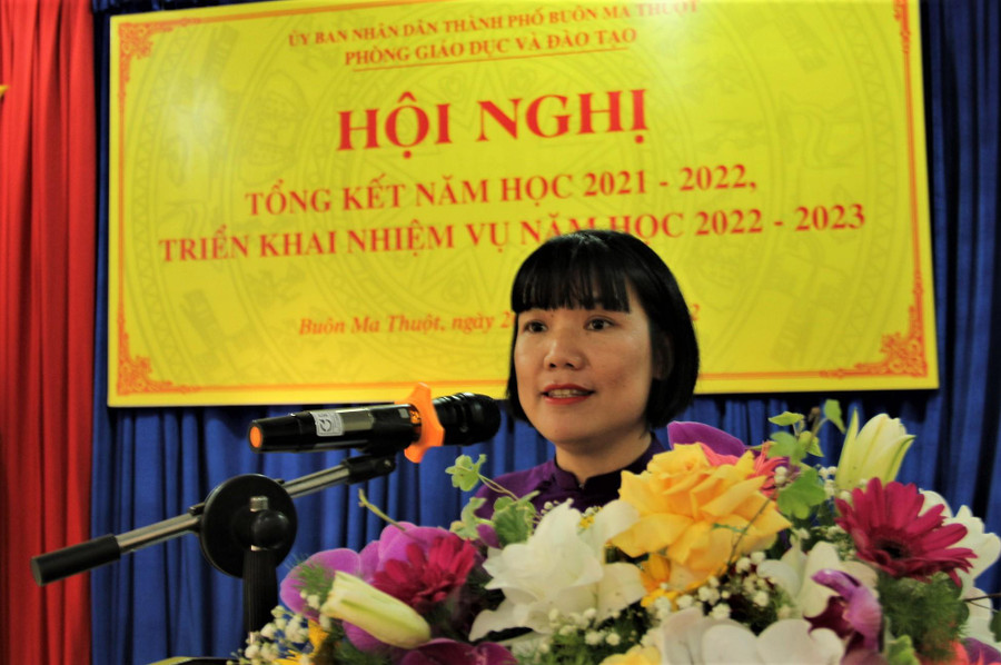 Bà Mai Thị Hồng Hà – Trưởng phòng GD&ĐT TP Buôn Ma Thuột phát biểu kết luận Hội nghị. Bà Mai Thị Hồng Hà – Trưởng phòng GD&ĐT TP Buôn Ma Thuột phát biểu kết luận Hội nghị.