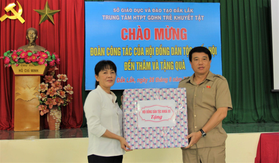 Ông Y Thanh Hà Niê Kđăm tặng quà cho Trung tâm.