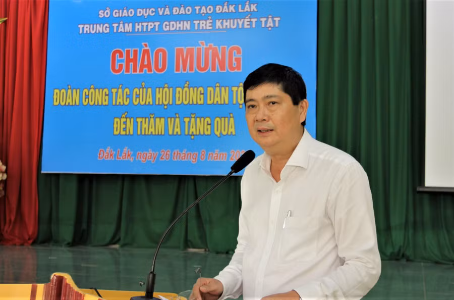 Giám đốc Sở GD&ĐT Phạm Đăng Khoa báo cáo với đoàn công tác về kết quả GD&ĐT của tỉnh trong năm học 2021-2022. Giám đốc Sở GD&ĐT Phạm Đăng Khoa báo cáo với đoàn công tác về kết quả GD&ĐT của tỉnh trong năm học 2021-2022.