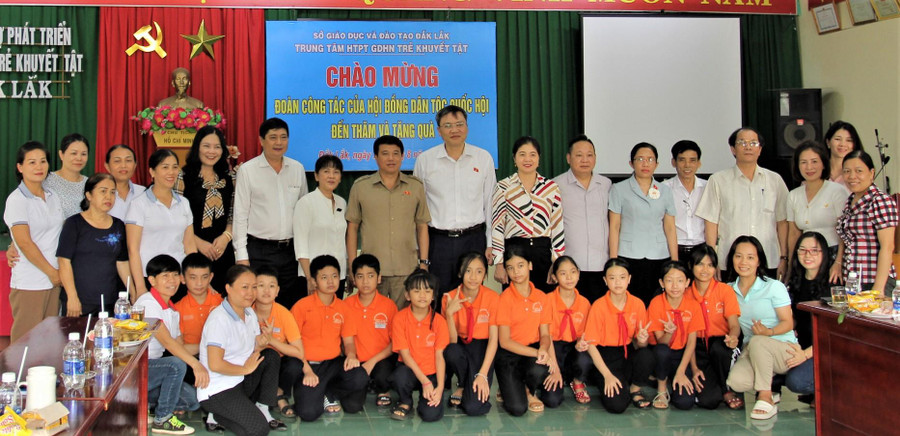 Học sinh khuyết tật tại Trung tâm giao lưu với đại biểu.