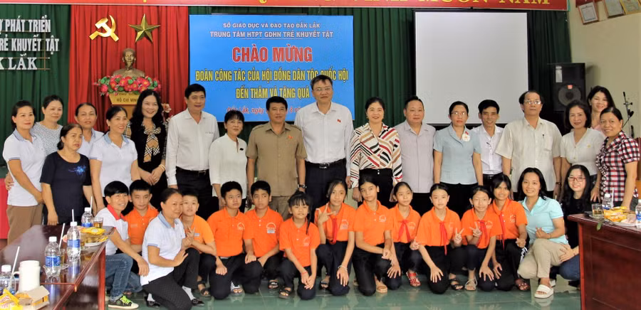 Học sinh khuyết tật tại Trung tâm giao lưu với đại biểu. Học sinh khuyết tật tại Trung tâm giao lưu với đại biểu.