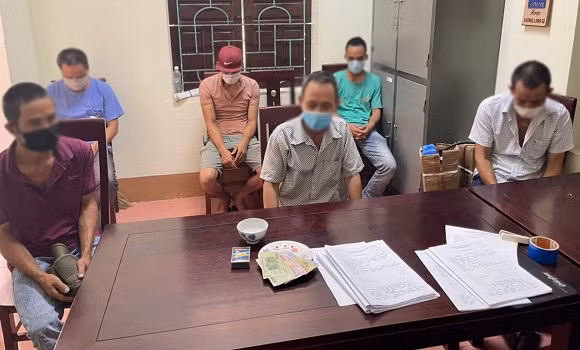 Nhóm người tụ tập đánh bạc trong mùa dịch làm việc với cơ quan chức năng.