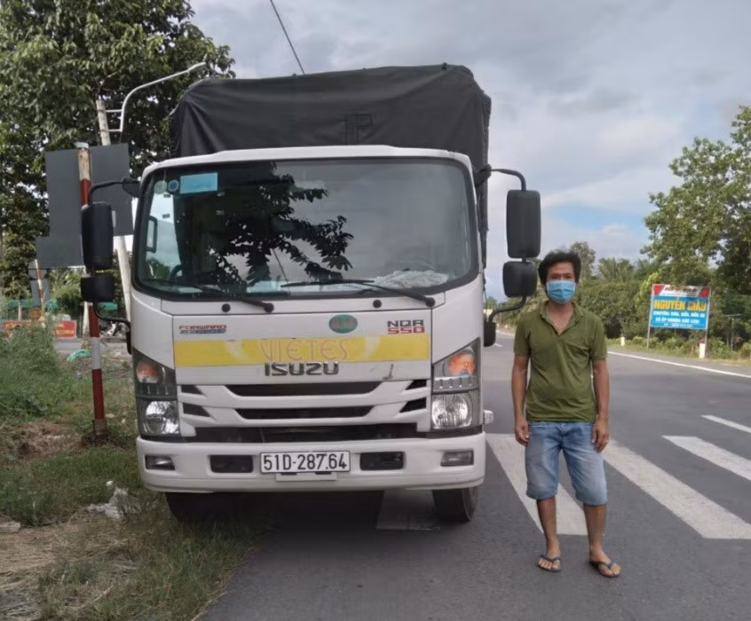 Tài xế Lê Văn Diện cùng phương tiện. Ảnh: Công an Hậu Giang.