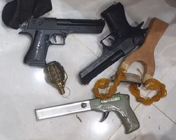 Cơ quan chức năng thu giữ nhiều vũ khí nguy hiểm tại nhà của đối tượng.