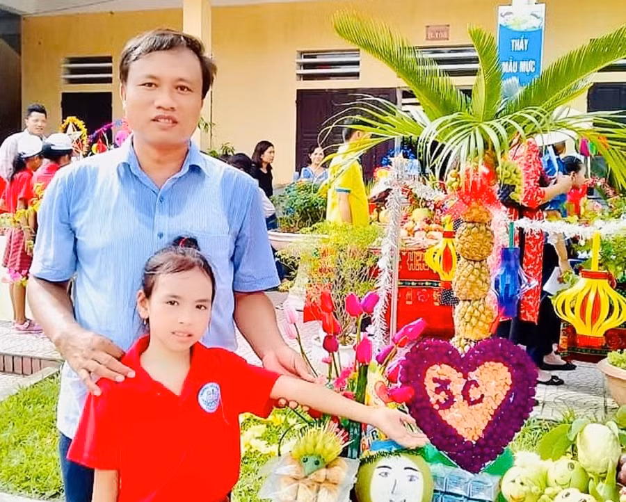 Thầy Đỗ Hồng Duy, Hiệu trưởng Trường tiểu học thị trấn Rạng Đông, huyện Nghĩa Hưng