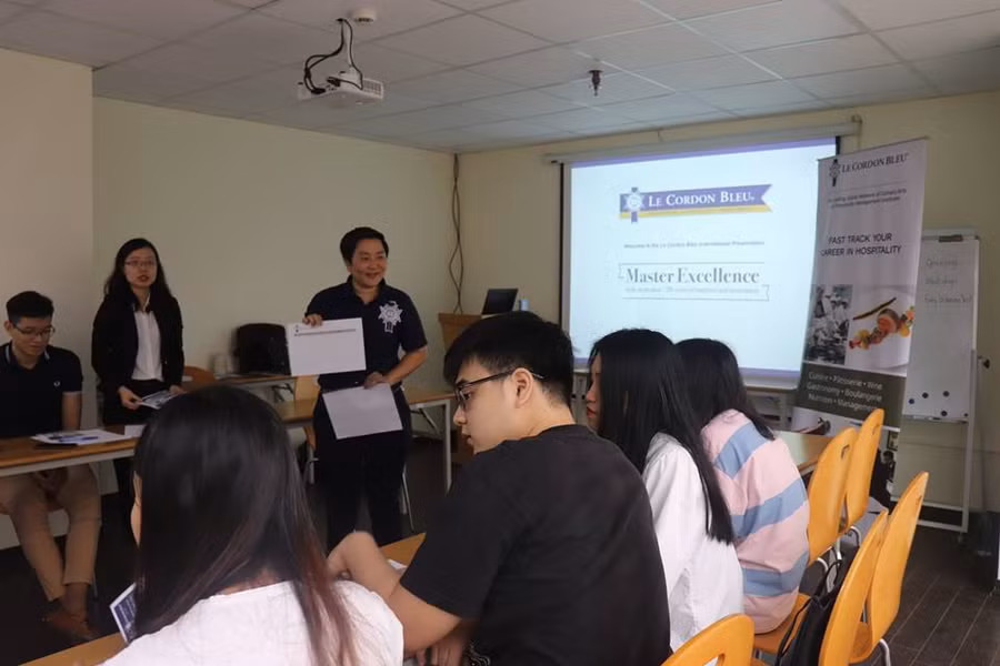 Giao lưu với cô Weerinnat Suwanachuen (Pook), Giám đốc Sales & Marketing khu vực Đông Nam Á của Học viện Le Cordon Bleu - một trong những trường đào tạo Ẩm thực và Quản trị Khách sạn lâu đời, danh tiếng nhất trên thế giới