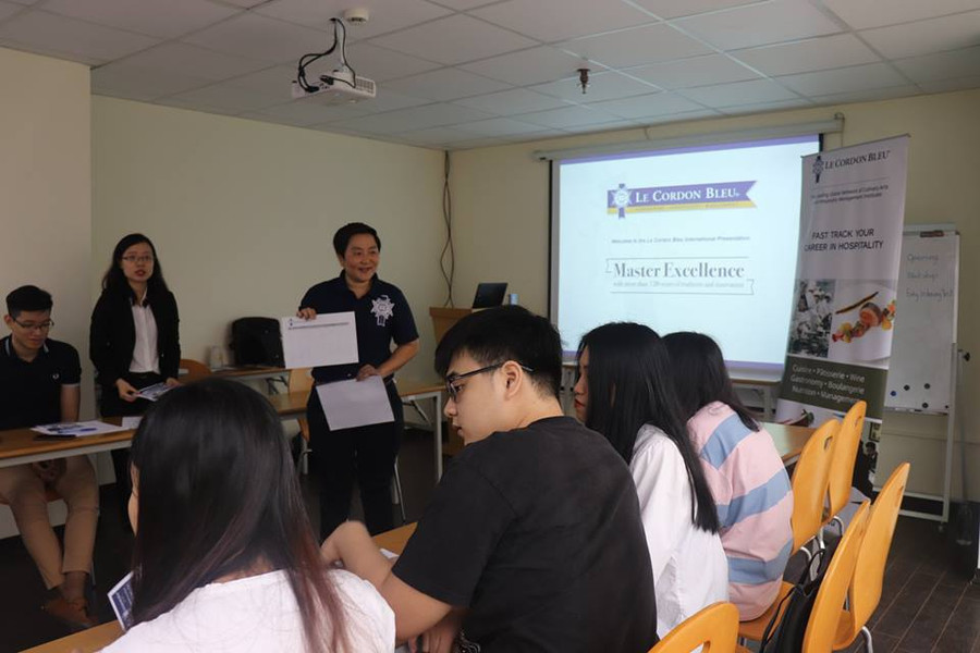 Giao lưu với cô Weerinnat Suwanachuen (Pook), Giám đốc Sales & Marketing khu vực Đông Nam Á của Học viện Le Cordon Bleu - một trong những trường đào tạo Ẩm thực và Quản trị Khách sạn lâu đời, danh tiếng nhất trên thế giới Giao lưu với cô Weerinnat Suwanachuen (Pook), Giám đốc Sales & Marketing khu vực Đông Nam Á của Học viện Le Cordon Bleu - một trong những trường đào tạo Ẩm thực và Quản trị Khách sạn lâu đời, danh tiếng nhất trên thế giới