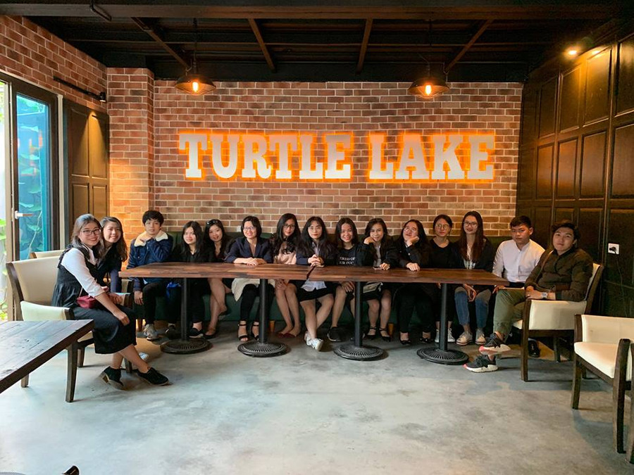 Học viên lớp F&B CHM tham quan nhà máy của Turtle Lake Brewing Company Học viên lớp F&B CHM tham quan nhà máy của Turtle Lake Brewing Company