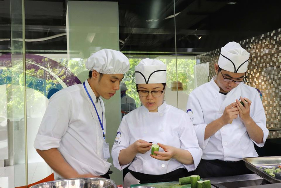 Tại CHM, bằng cấp phản ánh đúng nghĩa kỹ năng nghề của học viên. Bạn sẽ không thể tốt nghiệp nếu chưa đáp ứng được yêu cầu khắt khe từ chương trình học quốc tế Tại CHM, bằng cấp phản ánh đúng nghĩa kỹ năng nghề của học viên. Bạn sẽ không thể tốt nghiệp nếu chưa đáp ứng được yêu cầu khắt khe từ chương trình học quốc tế