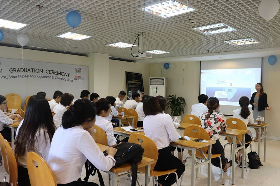 CHMers trong giờ học cùng cô Esther Holly, đại diện từ trường Ecole Hoteliere de Lausanne - một trong những trường nổi tiếng nhất thế giới về lĩnh vực Quản lý Khách sạn Thụy Sĩ CHMers trong giờ học cùng cô Esther Holly, đại diện từ trường Ecole Hoteliere de Lausanne - một trong những trường nổi tiếng nhất thế giới về lĩnh vực Quản lý Khách sạn Thụy Sĩ